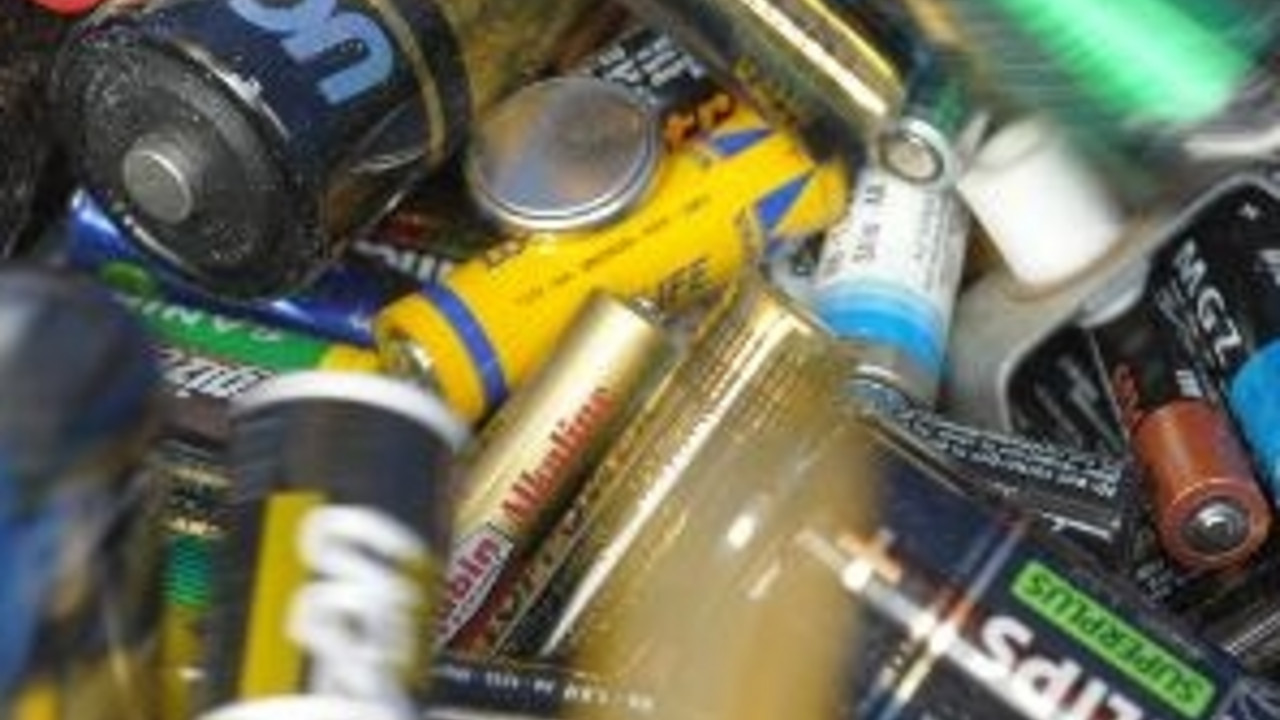 Alt-Batterien als Beispiel für Sonderabfall; Bild: dpa, Archiv