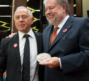 Patrait überreicht Medaille an Beck; Bild: rlp.de