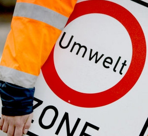 Bauarbeiter mit Umweltzonen-Schild; Bild: dpa Archiv