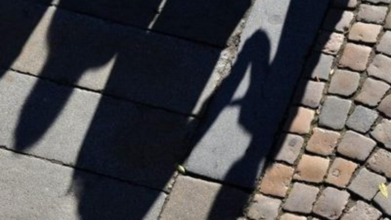 Schatten von Erwachsenen und Kindern; Bild: dpa