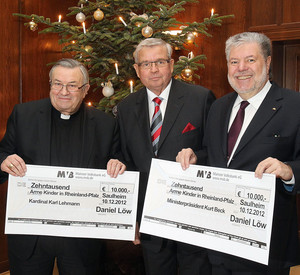 Ministerpräsident Kurt Beck (re.) und der Mainzer Bischof, Karl Kardinal Lehmann (li.), nahmen Spendenschecks von Daniel Löw entgegen; Bild: Stefan Sämmer / © Staatskanzlei