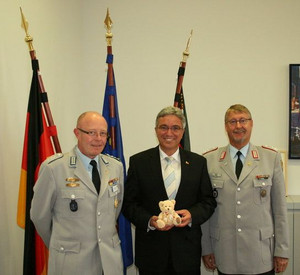 Innenminister Roger Lewentz mit Abgesandten des Vereins "Lachen helfen"; Bild: ISIM