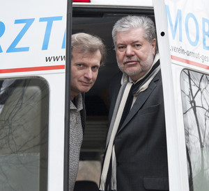 Prof. Dr. Gerhard Trabert und Ministerpräsident Kurt Beck im Arztmobil; Bild: Peter Pulkowski / © Staatskanzlei