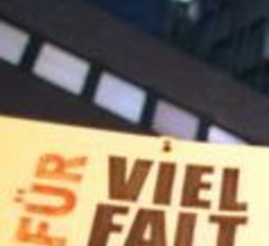 Schild mit dem Schriftzug "Für Vielfalt"; Bild: dpa