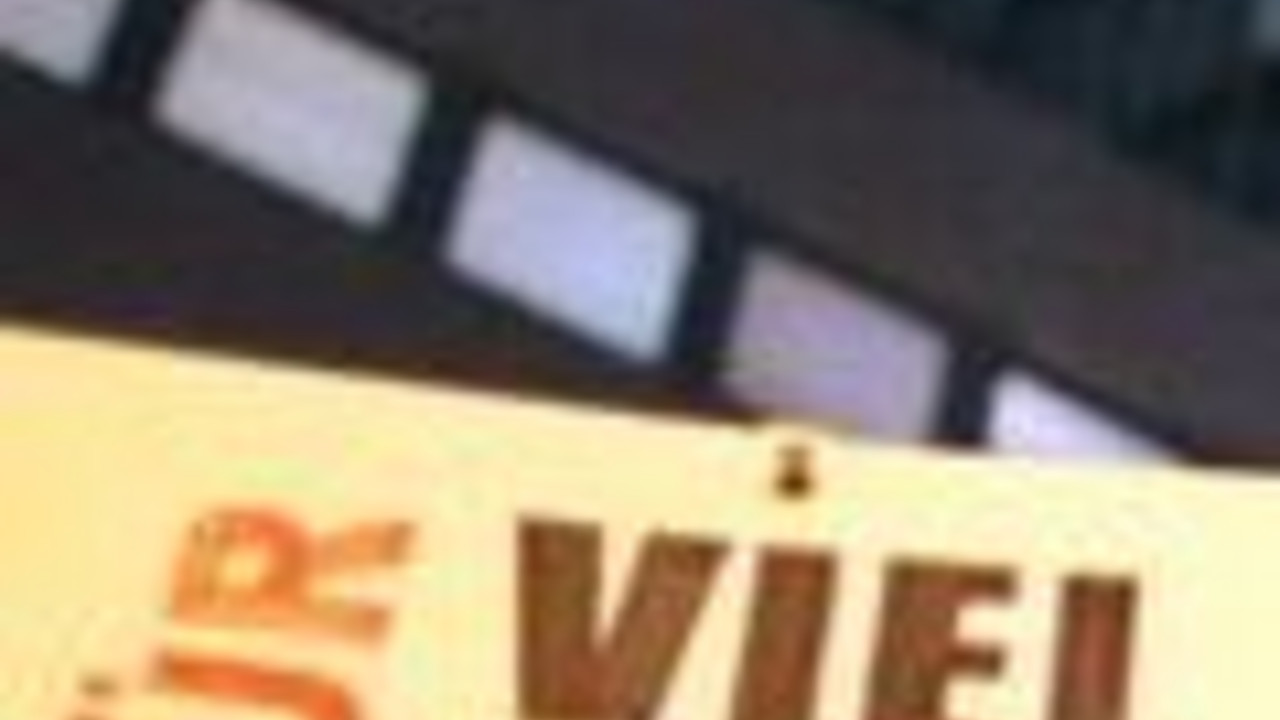 Schild mit dem Schriftzug "Für Vielfalt"; Bild: dpa