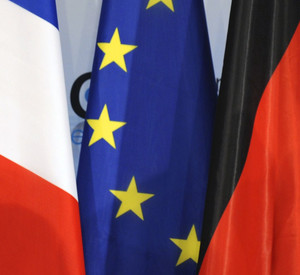 französische, europäische und deutsche Flagge; Bild: dpa