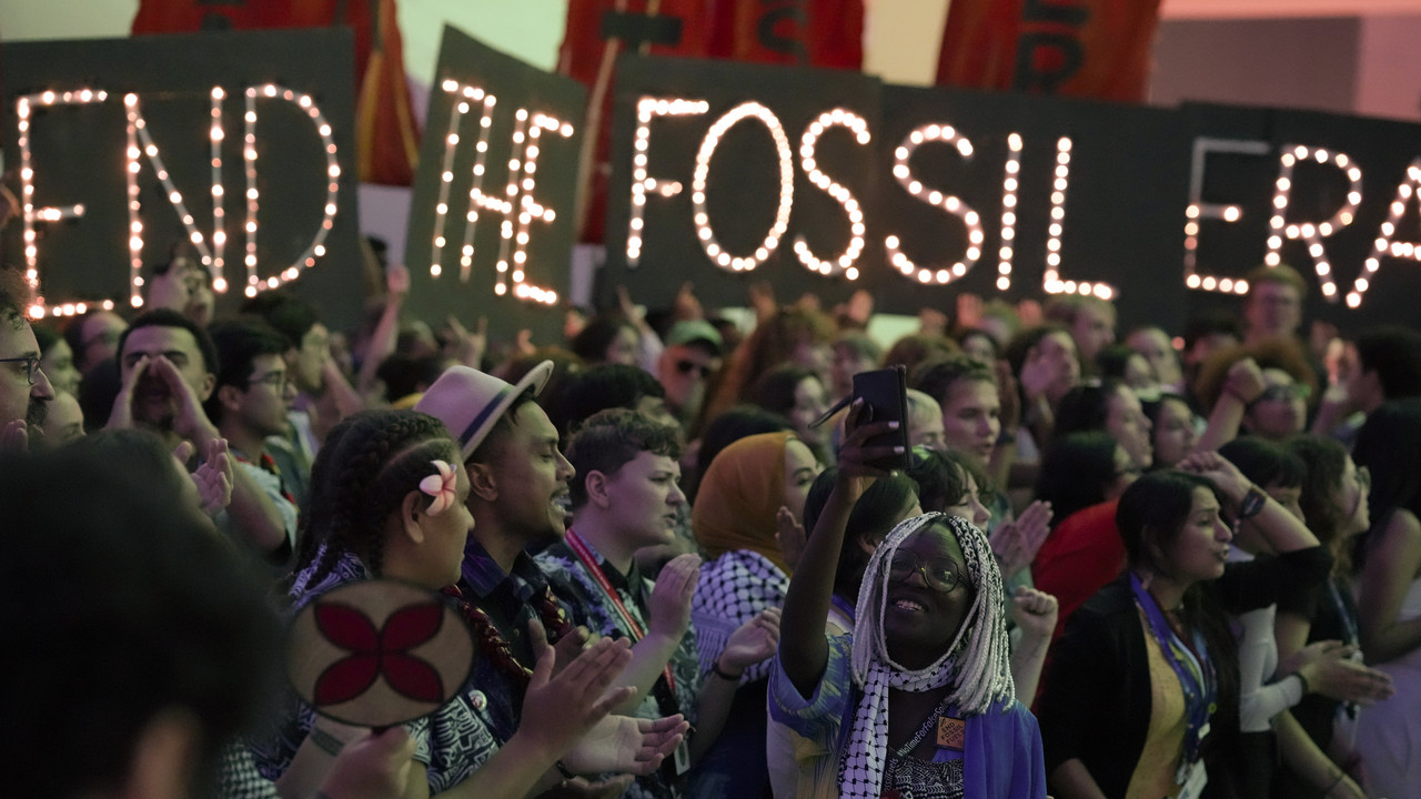 Aktivistin aus Angola bei Demonstration für den Ausstieg aus fossilen Brennstoffen auf dem UN-Klimagipfel COP28