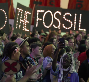 Aktivistin aus Angola bei Demonstration für den Ausstieg aus fossilen Brennstoffen auf dem UN-Klimagipfel COP28