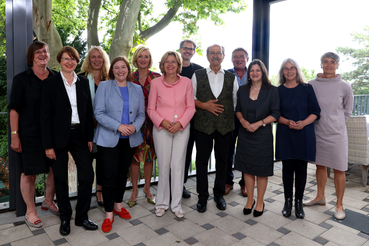 Ministerpräsidentin Malu Dreyer zeichnet den deutsch-syrischen Schriftsteller Rafik Schami mit der Carl-Zuckmayer-Medaille aus.