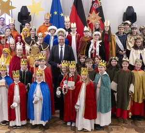 Sternsingerinnen und Sternsinger aus den Bistümern Speyer, Limburg, Trier, Mainz sowie der Pfarrei St. Peter/St. Emmeran waren zu Gast in der rheinland-pfälzischen Staatskanzlei.