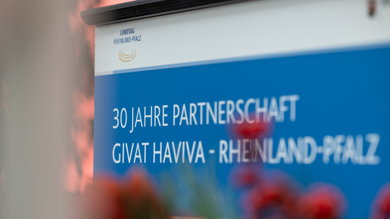 Schild zum Festakt anlässlich der 30-jährigen Partnerschaft mit Givat Haviva