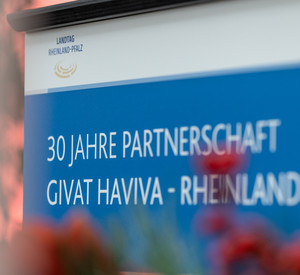Schild zum Festakt anlässlich der 30-jährigen Partnerschaft mit Givat Haviva