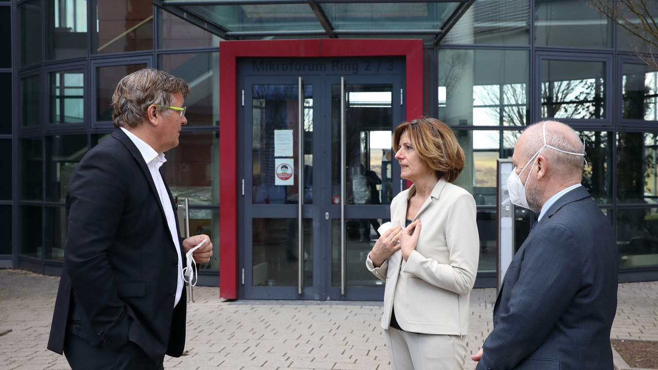 Ministerpräsidentin Malu Dreyer besucht Schnelltesthersteller AESKU.GROUP in Wendelsheim