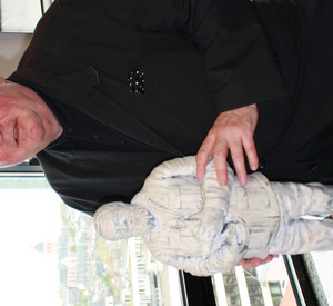 Kulturstaatssekretär Schumacher mit der Skulptur „Ai WeiWei 81" des Künstlers Richard Hillinger; Bild: Ministerium für BWWK