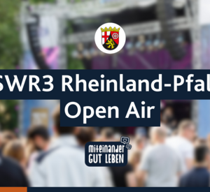 Vor einem verschwommenen Bild einer Bühne vom letzten SWR Open Air steht: SWR3-Rheinland-Pfalz Open Air.