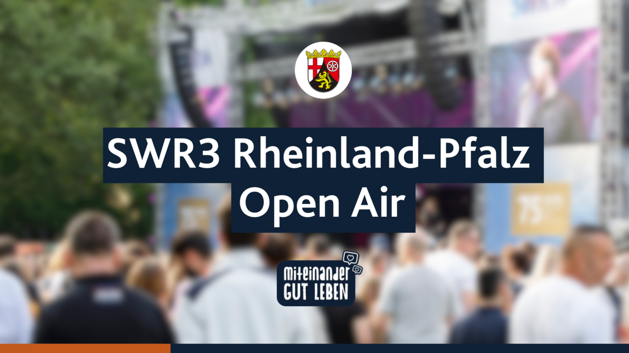 Vor einem verschwommenen Bild einer Bühne vom letzten SWR Open Air steht: SWR3-Rheinland-Pfalz Open Air.