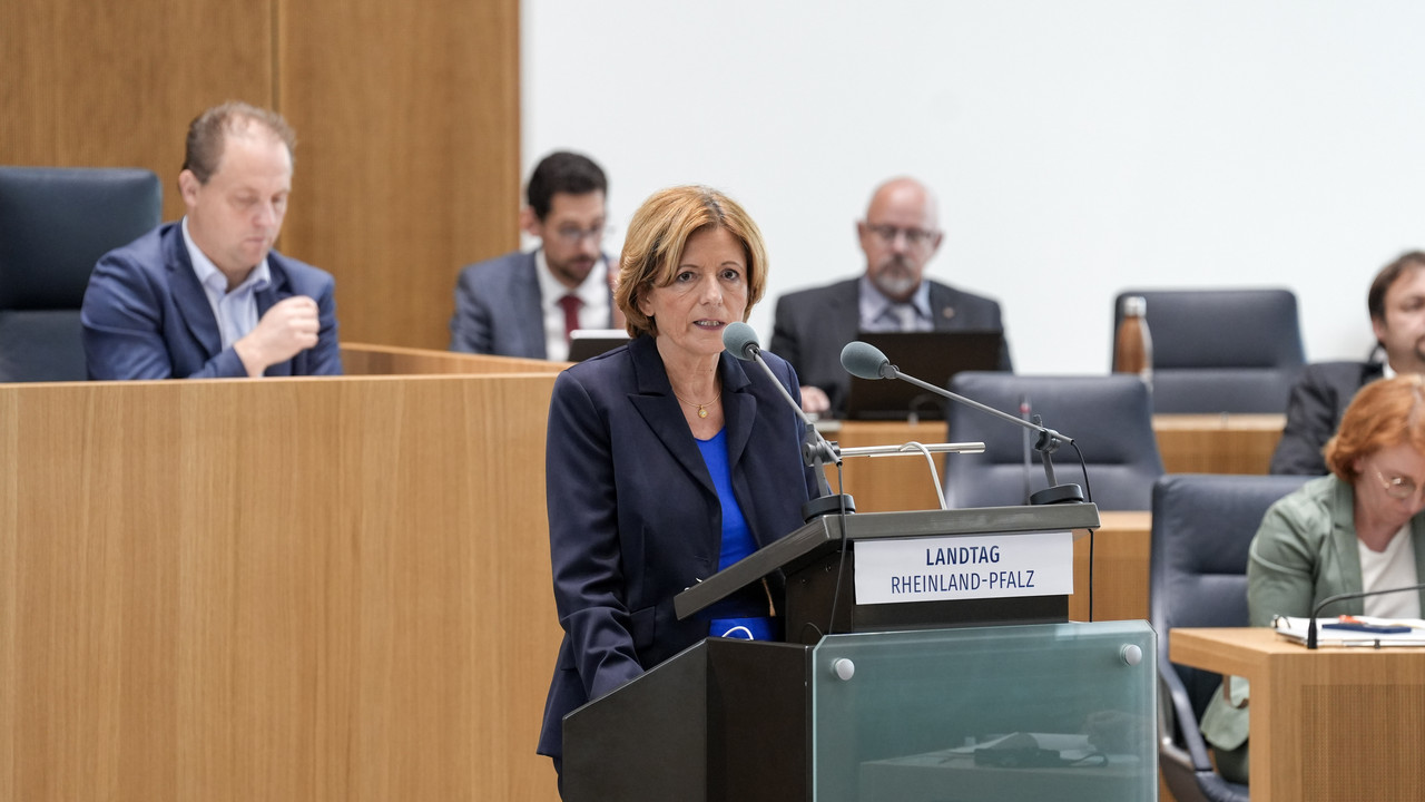 Ministerpräsidentin Malu Dreyer spricht im Landtag zum Haushalt 2023/2024.