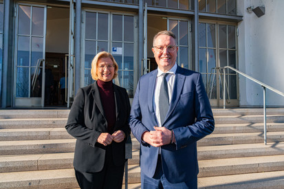 Ministerpräsident Alexander Schweitzer gratuliert Ministerpräsidentin Anke Rehlinger zum 50. Geburtstag 