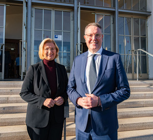 Ministerpräsident Alexander Schweitzer zusammen mit Ministerpräsidentin Anke Rehlinger vor einer gemeinsamen Ministerratssitzung.