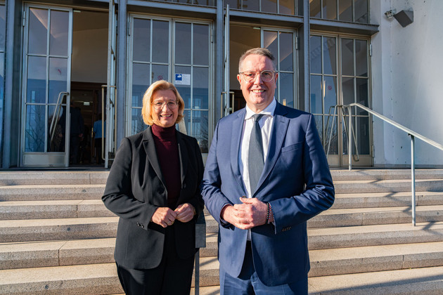 Ministerpräsident Alexander Schweitzer gratuliert Ministerpräsidentin Anke Rehlinger zum 50. Geburtstag 