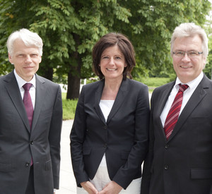 Ministerpräsidentin Malu Dreyer mit Andreas Barner (links), dem Vorsitzenden der Boehringer Ingelheim GmbH, und Axel Baumann, dem Betriebsratsvorsitzenden der Boehringer Ingelheim Pharma Deutschland; Bild: Boehringer Ingelheim.