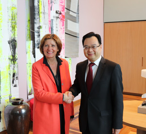Ministerpräsidentin Malu Dreyer dem Generalkonsul der Volksrepublik China, Sun Congbin.