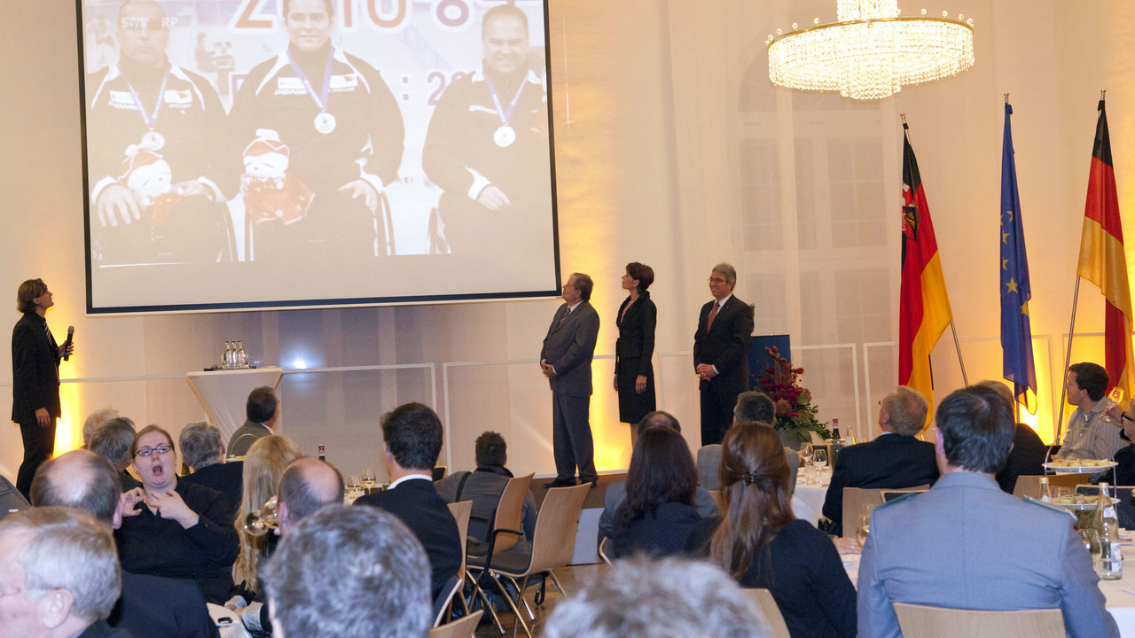 Verleihung der Sportplakette mit Ministerpräsident Kurt Beck; Bild: Melanie Bauer / © Staatskanzlei