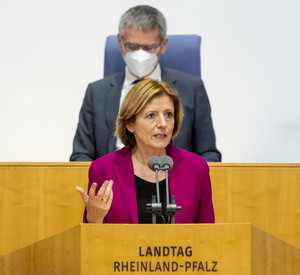 Ministerpräsidentin Malu Dreyer spricht bei der Orientierungsdebatte zur Impfstrategie im rheinland-pfälzischen Landtag