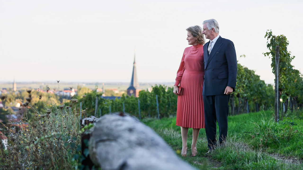 König Philippe und Königin Mathilde aus Belgien zusammen in einem rheinland-pfälzischen Weinberg.