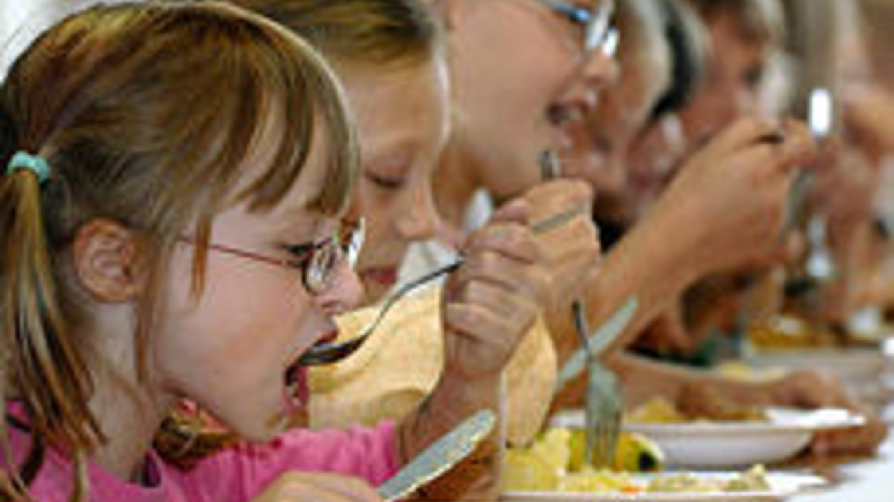 Kinder beim Essen; Bild: dpa