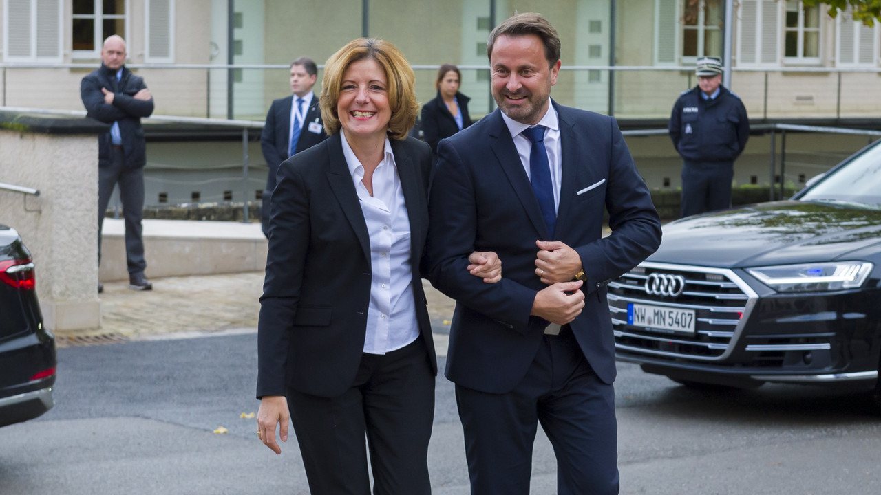 Ministerpräsidentin Malu Dreyer und Luxemburgs Premierminister Xavier Bettel gehen lächelnd zusammen über eine Straße.