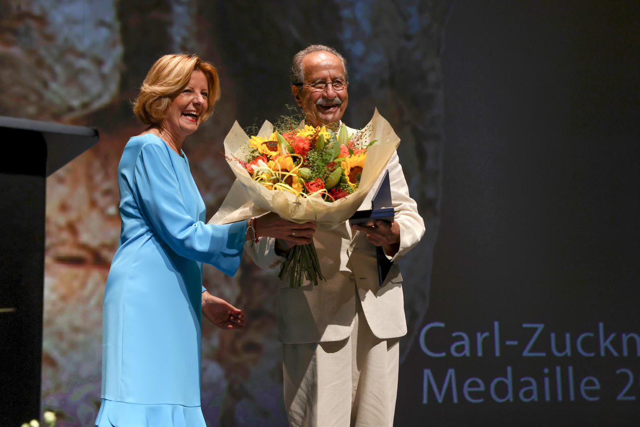 Ministerpräsidentin Malu Dreyer zeichnet den deutsch-syrischen Schriftsteller Rafik Schami mit der Carl-Zuckmayer-Medaille aus.