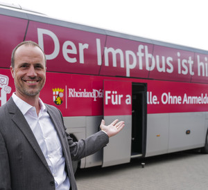 Kommen, ausweisen, geimpft werden: Gesundheitsminister Clemens Hoch beim Start des Impfbusses am Standort in Mainz-Hechtsheim