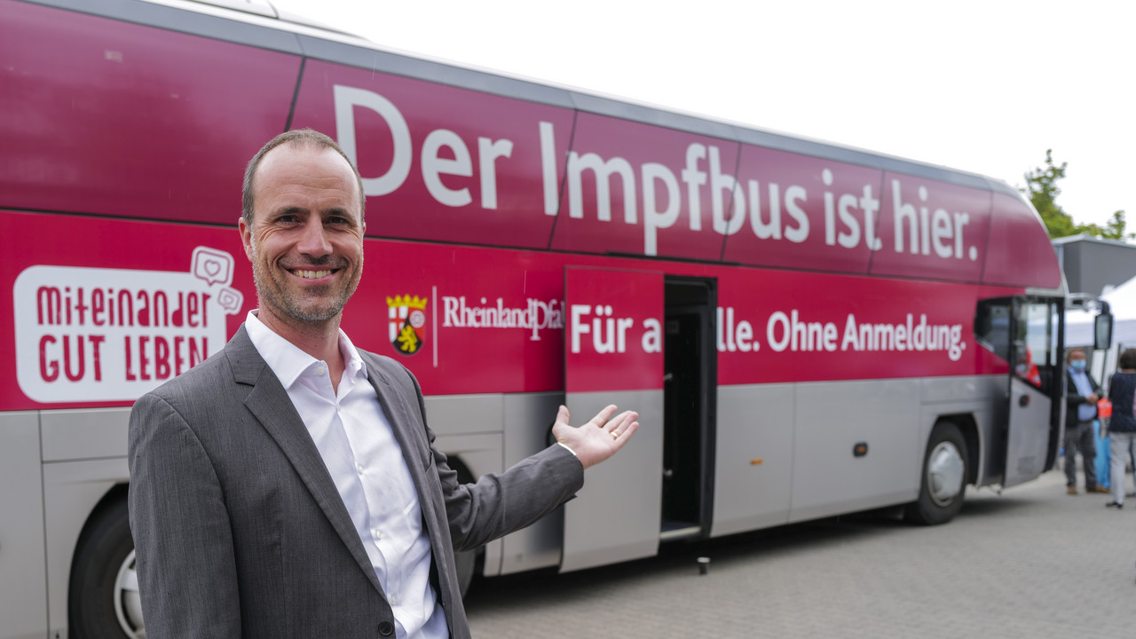 Kommen, ausweisen, geimpft werden: Gesundheitsminister Clemens Hoch beim Start des Impfbusses am Standort in Mainz-Hechtsheim