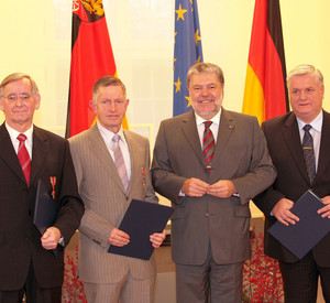 Beck mit neuen Ordensträgern; Bild: Pipprich