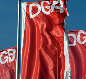 Fahnen des Deutschen Gewerkschaftsbunds (DGB)