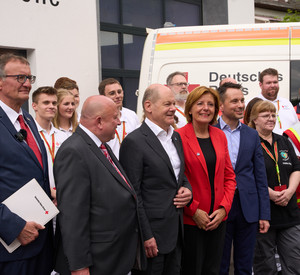 Bundeskanzler Olaf Scholz und Ministerpräsidentin Malu Dreyer bei einem gemeinsamen Gruppenfoto mit Ehrenamtlichen und Mitarbeitenden des Deutschen Roten Kreuzes in Koblenz.