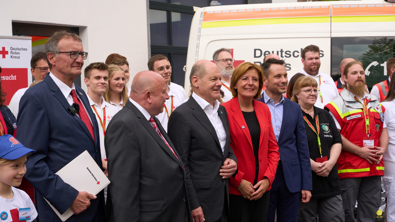 Bundeskanzler Olaf Scholz und Ministerpräsidentin Malu Dreyer bei einem gemeinsamen Gruppenfoto mit Ehrenamtlichen und Mitarbeitenden des Deutschen Roten Kreuzes in Koblenz.
