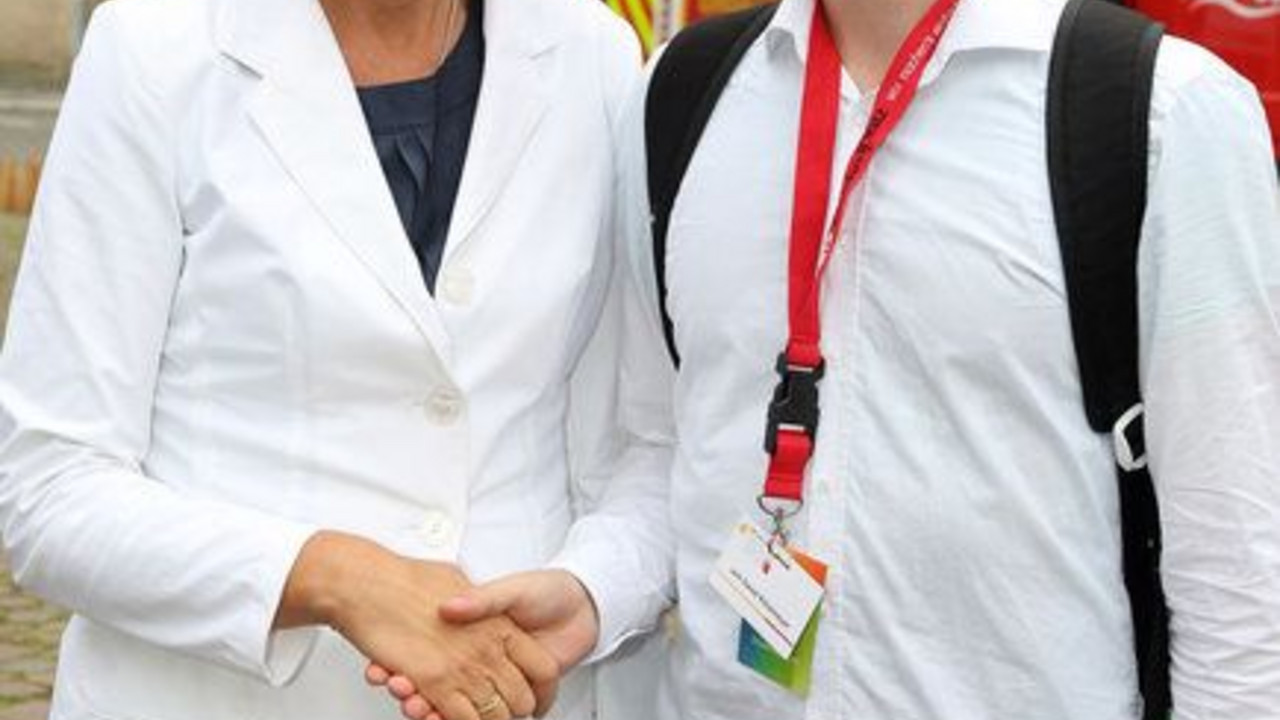 Ministerpräsidentin Malu Dreyer und der erste FSJler in der Landesregierung, Jack Rittelmeyer; Bild: Staatskanzlei