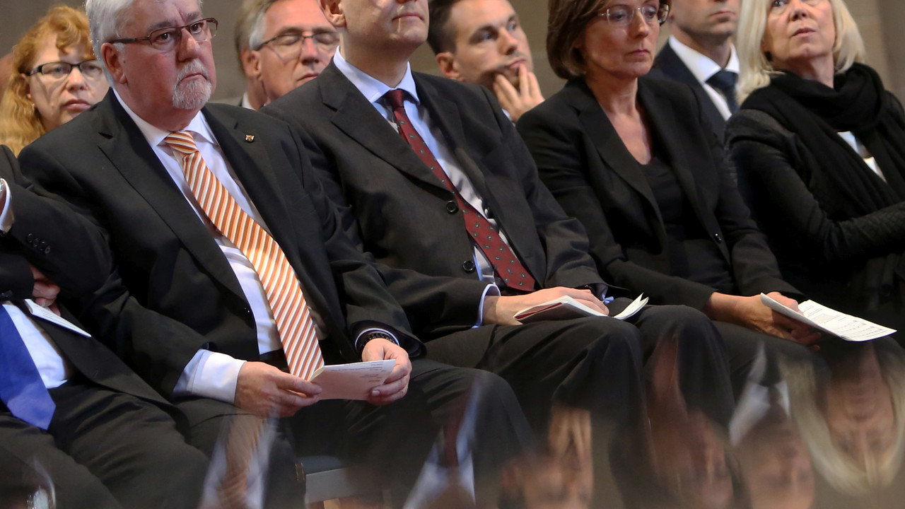 Innehalten während des Gedenkgottesdienstes; Bild: von Erichsen / Staatskanzlei RLP