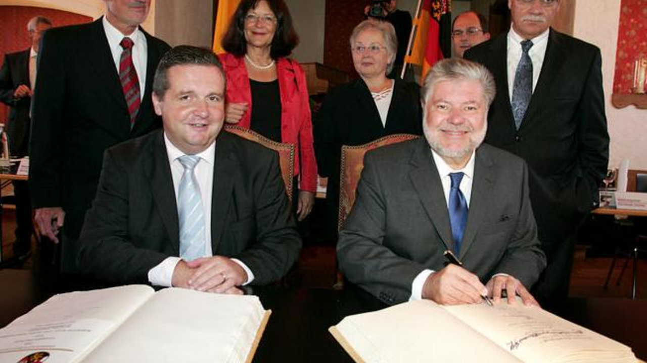 Stefan Mappus und Kurt Beck beim Eintrag in das Goldene Buch; Bild: Wallrath