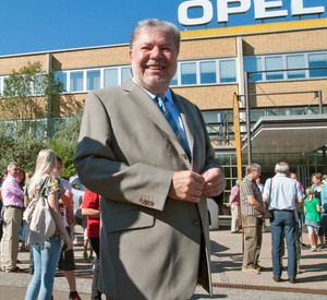 Ministerpräsident Kurt Beck vor dem Opelwerk in Kaiserslautern; Bild: view/Staatskanzlei