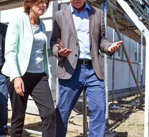 Ministerpräsidentin Malu Dreyer zusammen mit dem Bürgermeister der Gemeinde Limburgerhof, Peter Kern, bei der Begehung; Foto: dpa