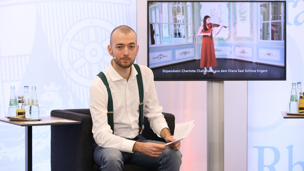 Sinan Köylü, der unter seinem Künstlernamen SINU als Liedermacher bekannt ist, moderierte die Veranstaltung