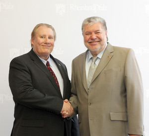 Der Generalkonsul der USA, Kevin C. Milas, und Ministerpräsident Kurt Beck; Bild: Sämmer/Staatskanzlei