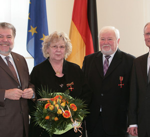 Kurt Beck überreicht Bundesverdienstkreuz an Ellen Hagenbuch, Jürgen Hurrle und Reinhold Bohlen; Foto: Stk