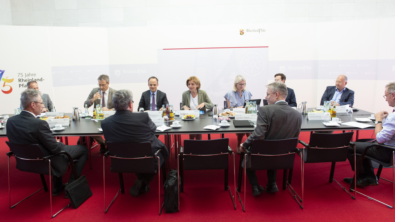 Ministerpräsidentin Malu Dreyer berät sich mit Corona-Expertenteam 