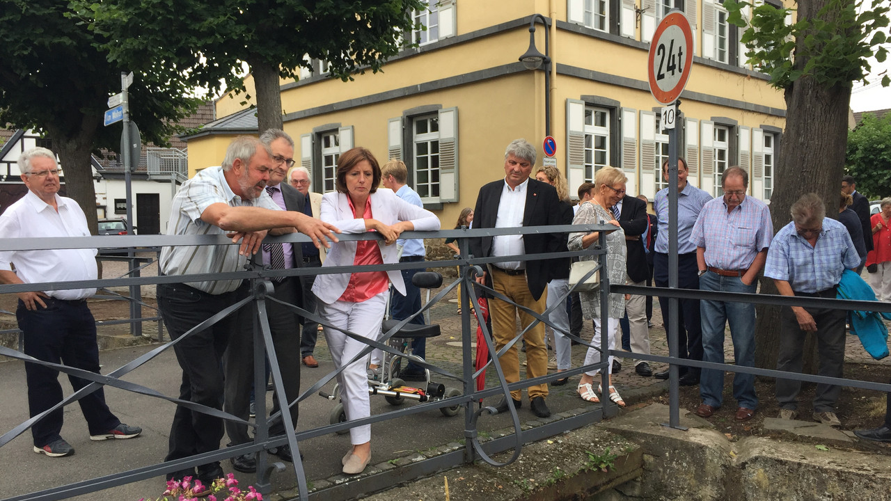 Bürgerinnen und Bürger zeigen stolz ihr Dorf. Ministerpräsidentin Malu Dreyer in Waldorf bei Bad Breisig