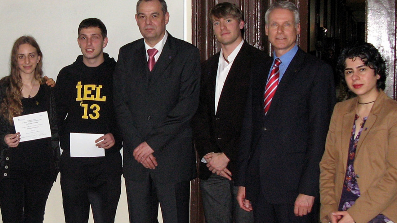Dr.-Ing. Parya Memar (ISGS), Dr. Volker Schult (Istanbul Lisesi, v.r.n.l.) und Dr. Stefan Lach (Fachbereich Physik, vierter von rechts) mit Schülern. Bild: TU Kaiserslautern