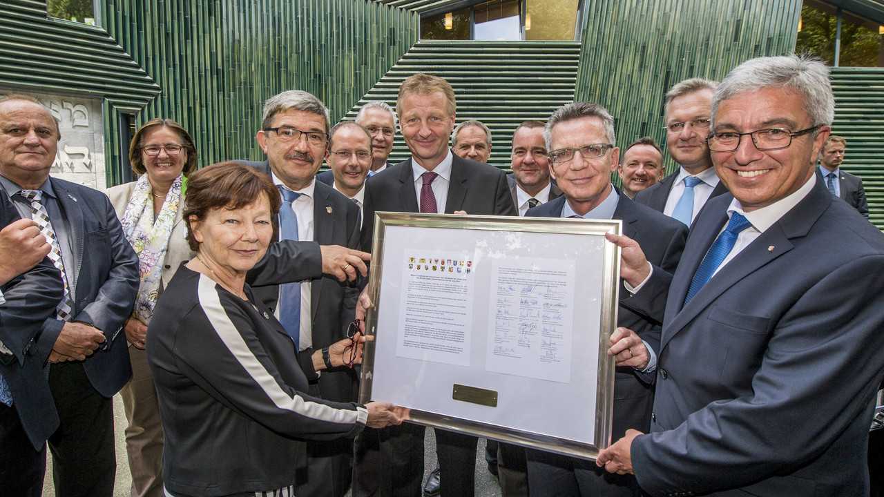 Innenminister bei derÜbergabe der Mainzer Erklärung in der Synagoge
